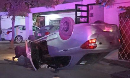 Camioneta le sirvió de rampa y trabajador ebrio sufrió volcadura en Saltillo