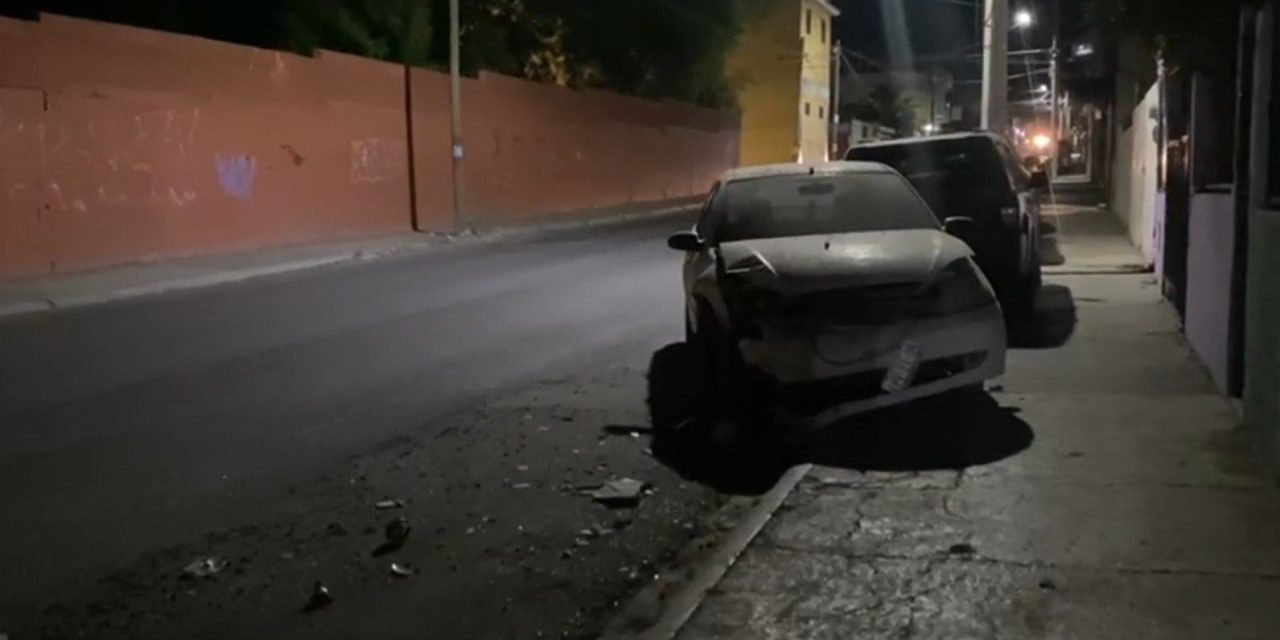 Choca vehículo abandonado y se da a la fuga en Saltillo