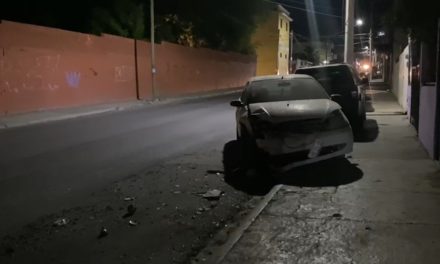 Choca vehículo abandonado y se da a la fuga en Saltillo