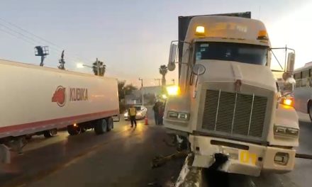 Chofer de tráiler se impacta contra muro de puente tras ponchadura en la carretera Saltillo–Monterrey