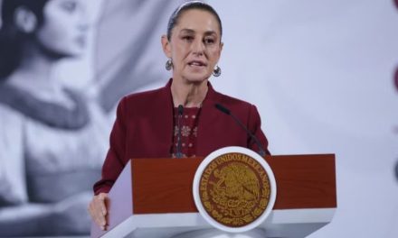 Sheinbaum atribuye al ‘neoliberalismo’ el asesinato de Carlos Manzo a manos de un joven de 17 años