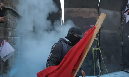 Integrantes del CNTE buscan ingresar a Palacio Nacional y los frenan