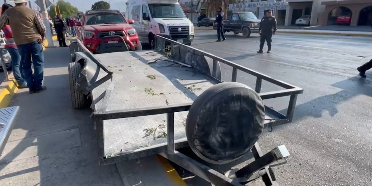 Conductor pierde control y su remolque lesiona a peatón en bulevar Valdez Sánchez
