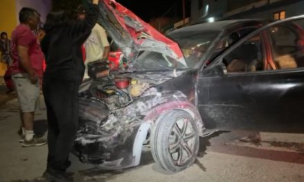 Conductor ignora señal de alto y provoca fuerte accidente en Saltillo