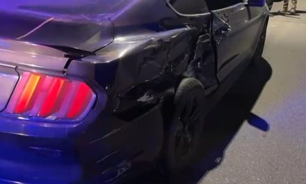 Conductor en estado de ebriedad provoca choque entre Mustang y transporte de personal en Saltillo