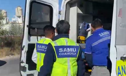 Conductora provoca accidente al no respetar señal de alto