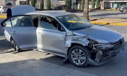 Conductora sufre descompensación y choca contra poste en bulevar Moctezuma