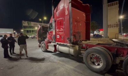 Controlan incendio en tracto camión sobre el bulevar Fundadores