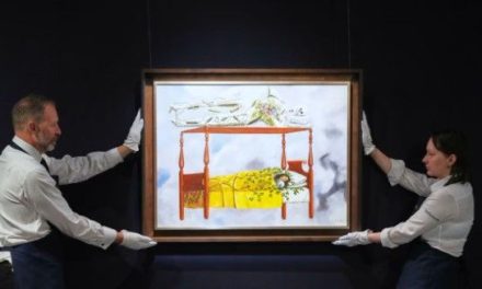 Autorretrato de Frida Kahlo se vende en $54.7 millones para romper el récord mundial para una artista femenina