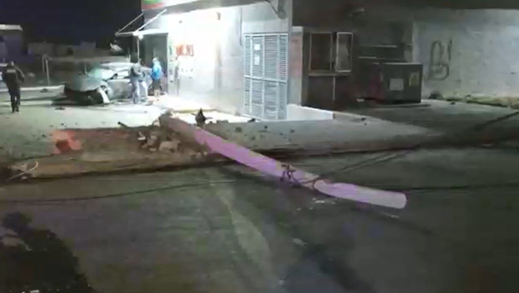 Saltillo: Joven derriba poste de concreto tras choque