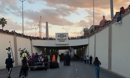 Engalanan Catrinas y Catrines las calles de la ciudad de Saltillo
