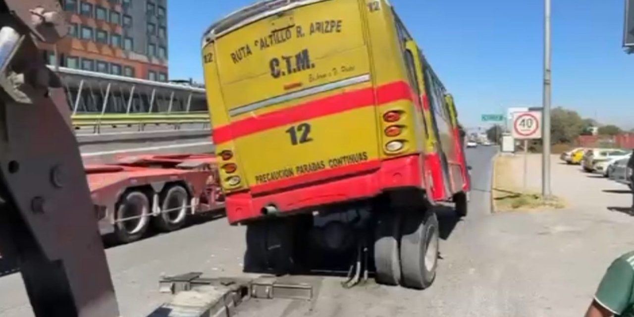 Falla mecánica deja sin eje a un autobús de la ruta Saltillo- Ramos