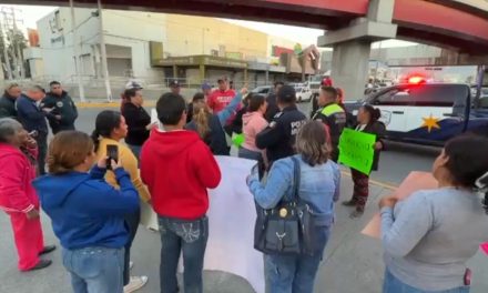 Familiares de jóvenes fallecidos en accidente se manifiestan en el distribuidor El Sarape