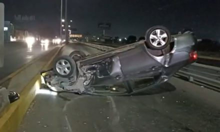 Fuerte impulso hizo volcar a mujer en Saltillo