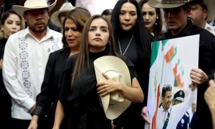 Alcaldesa de Uruapan exige respuestas tras el asesinato de su esposo, Carlos Manzo