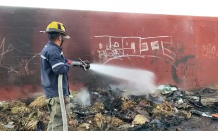 Hombre presuntamente prende fuego a basura en la colonia Chapultepec en Saltillo
