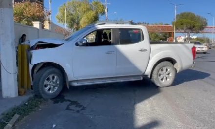 Hombre destruye su camioneta tras chocar contra un poste en Saltillo