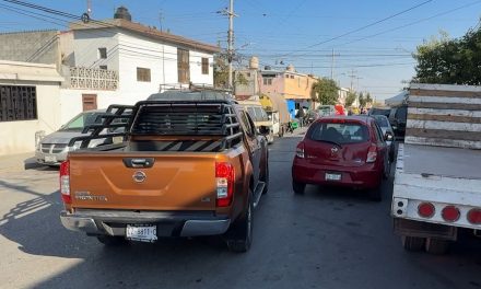 Invaden la calle en la colonia Bellavista para estacionarse