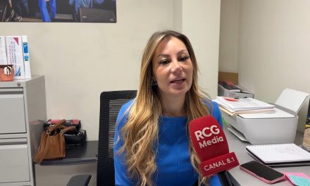 Invita regidora a brigada de placas de identificación gratuitas para mascotas