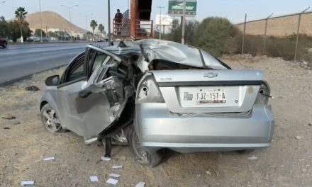 Joven pierde el control de su vehículo y se impacta contra un poste sobre la carretera Saltillo–Monterrey
