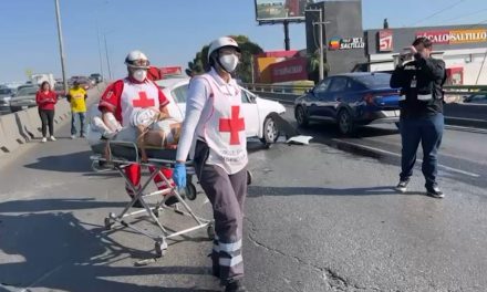 Jovencita choca su vehículo en V.Carranza y termina en un hospital