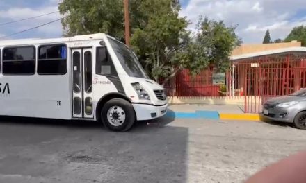 Saltillo:  La  constante, transporte de personal estorba a jardín de niños
