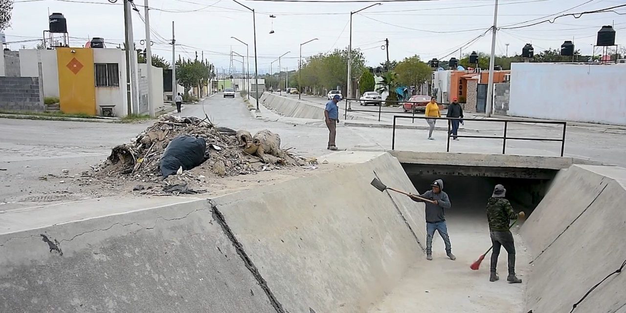 Limpian arroyo en Monclova