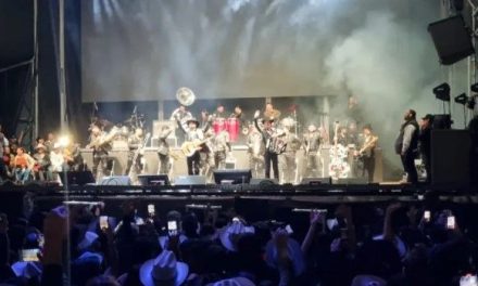 Los Dos Carnales sufren un abrupto corte de audio en plena presentación en Nuevo León (video)