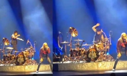 Así fue la aparatosa caída de un integrante de Maná en pleno concierto (video)