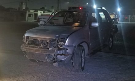 Saltillo: Motociclista termina en el suelo al chocar con camioneta… pero evita atención médica