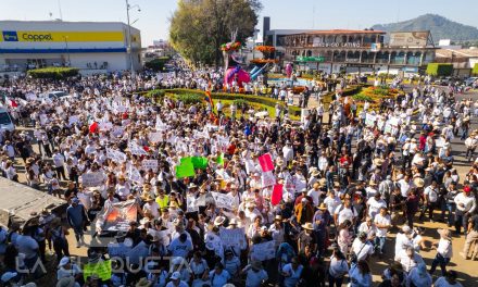 Miles de ciudadanos toman las calles de Uruapan exigiendo un alto a la violencia tras asesinato del alcalde