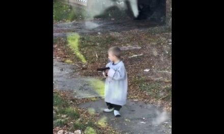 Video: Niño pequeño es captado en Cleveland caminando por la calle con una pistola