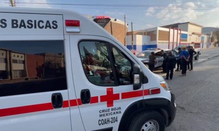 Motociclista sufre probable fractura tras ser embestido por camioneta