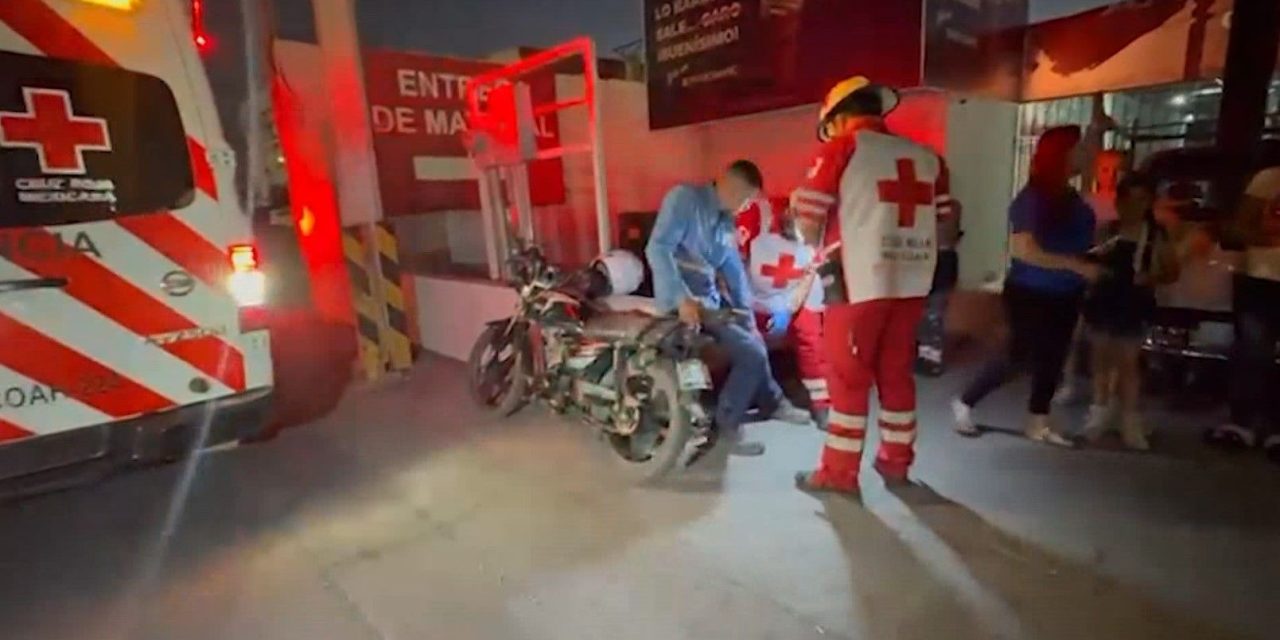 Motociclista resulta lesionado tras caer en bache sobre el Periférico LEA