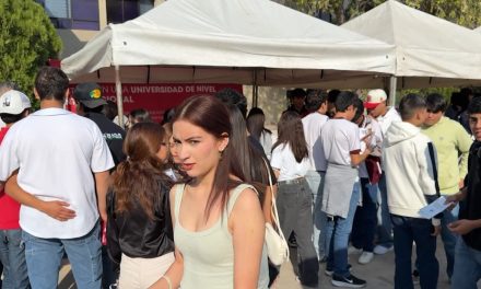 Muestra UadeC oferta educativa en Feria Perspectiva Universitaria 2025