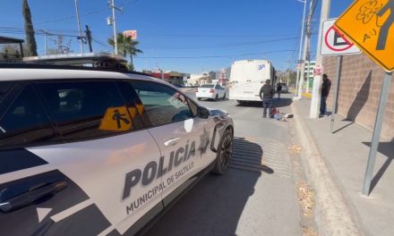 Mujer resulta lesionada al caer de autobús urbano en Saltillo