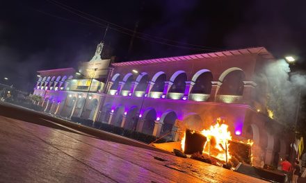 Incendian Palacio Municipal de Apatzingán en protesta por el asesinato del alcalde Manzo