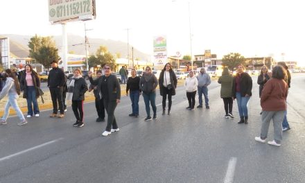 Vecinos cerraron el bulevar Arizpe de la Maza para exigir un puente peatonal
