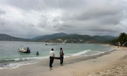 Riña deja cuatro hombres muertos tras balacera en playa de Zihuatanejo
