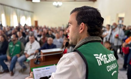 Reciben 127 familias de Arteaga escrituras que les dan certidumbre jurídica