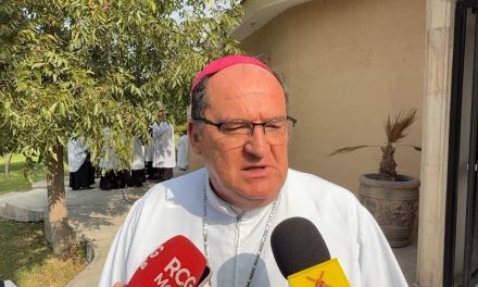 Reconoce trabajo de Manolo Jiménez el Obispo de Saltillo, Hilario González