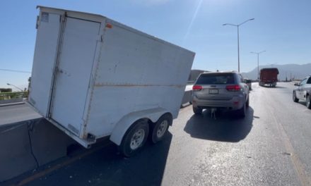 Remolque se desprende y queda montado sobre muro en el bulevar Nazario Ortiz Garza