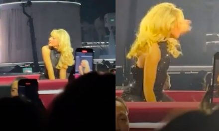 Sabrina Carpenter se enoja con fan que le aventó unas esposas… ella se las devuelve (video)