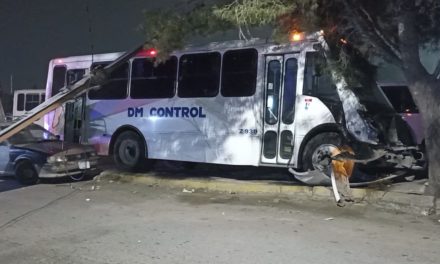 Saltillo: Conductor de transporte de personal se queda dormido y causa fuerte choque