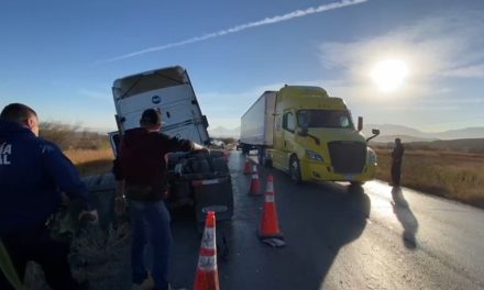 Se estanca trailero en carretera para evitar golpear a vehículos colisionados