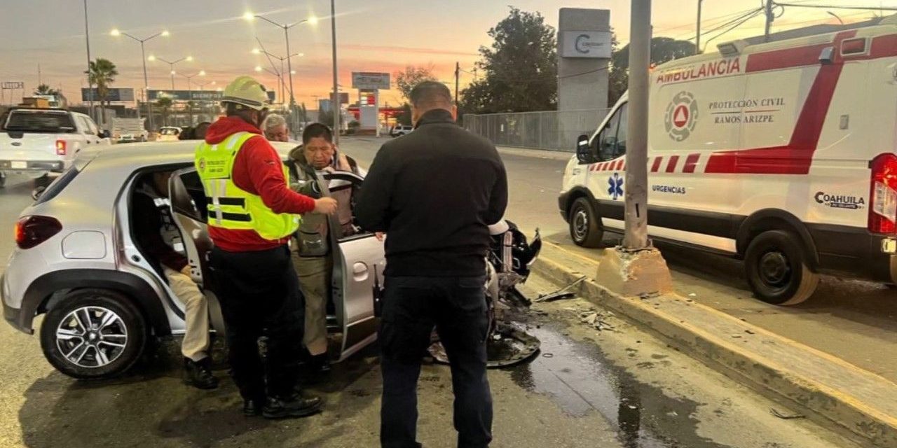 Se impacta contra una luminaria en Saltillo