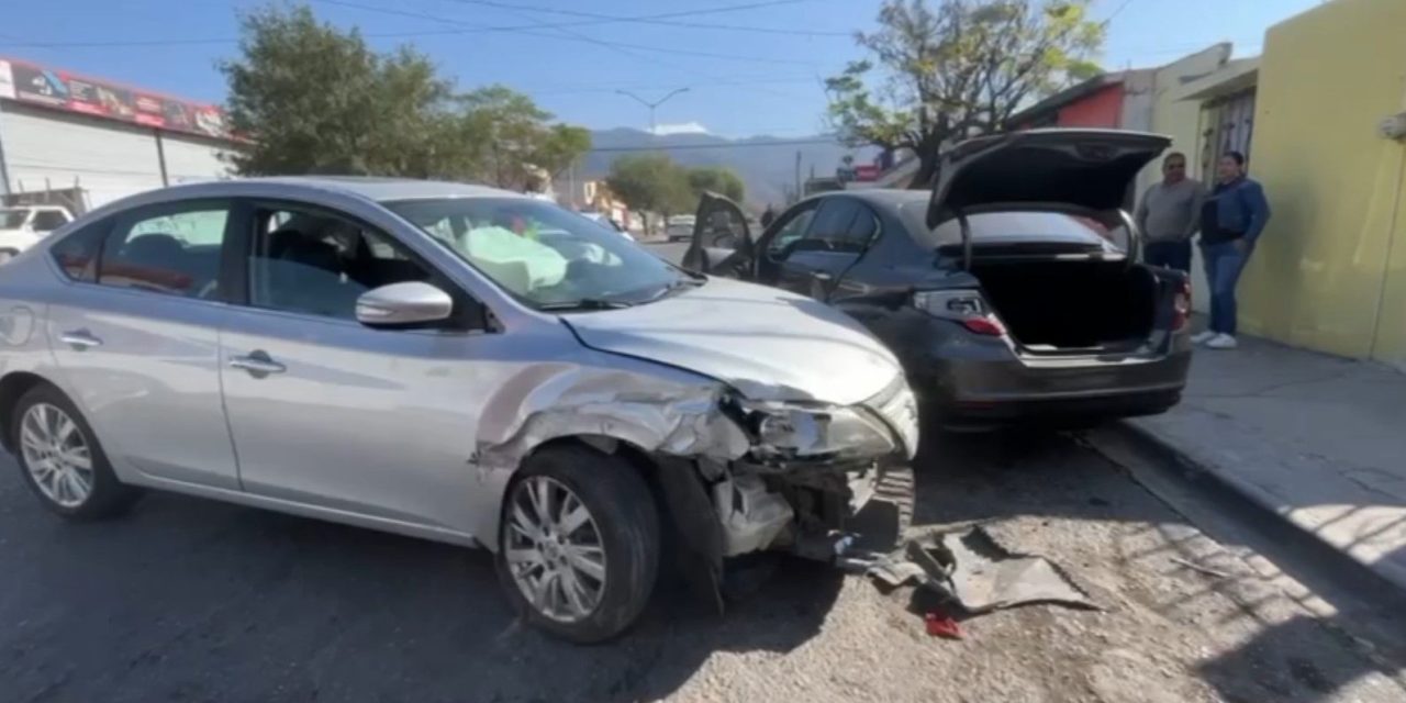Se queda dormido al volante y choca dos autos estacionados