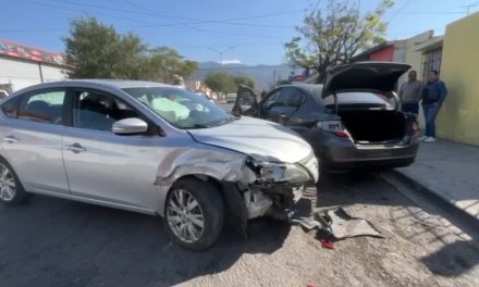 Se queda dormido al volante y choca dos autos estacionados