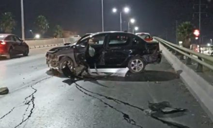Saltillo: Se queda dormido al volante y ‘despierta’ al chocar en lo alto de un puente