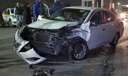 Taxi y camioneta chocan en el centro de Saltillo